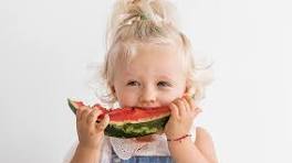Crianças comendo frutas