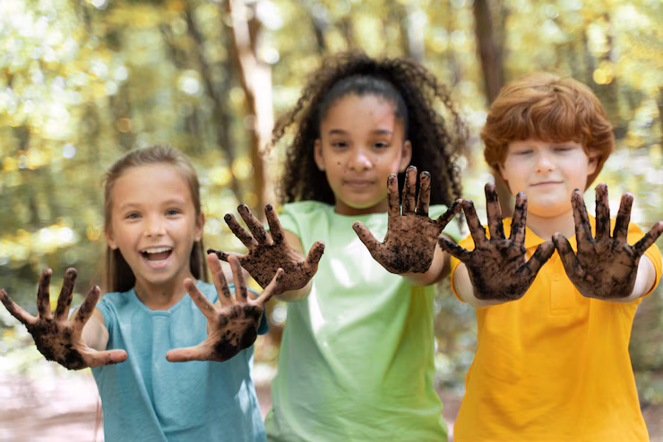 Mãos de criança com terra